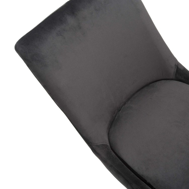 crna stolica nabi slikana s gornje strane