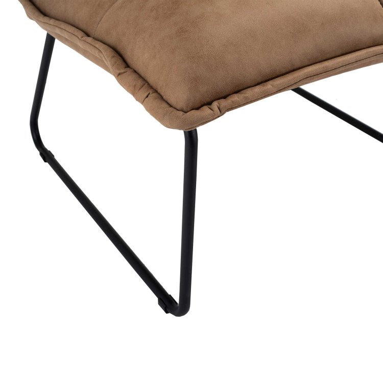 fotelja od mekane tkanine s detaljem sjedišta i metalnih nogu