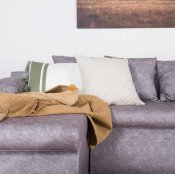 kutna garnitura Rosy s jastucima u ambijentu krupni plan