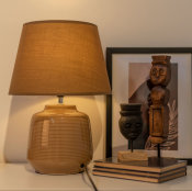 stolna svjetiljka Tera upaljena slikana u ambijentu