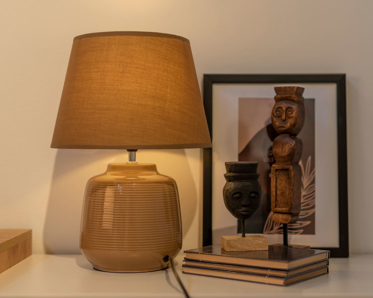 stolna svjetiljka Tera upaljena slikana u ambijentu