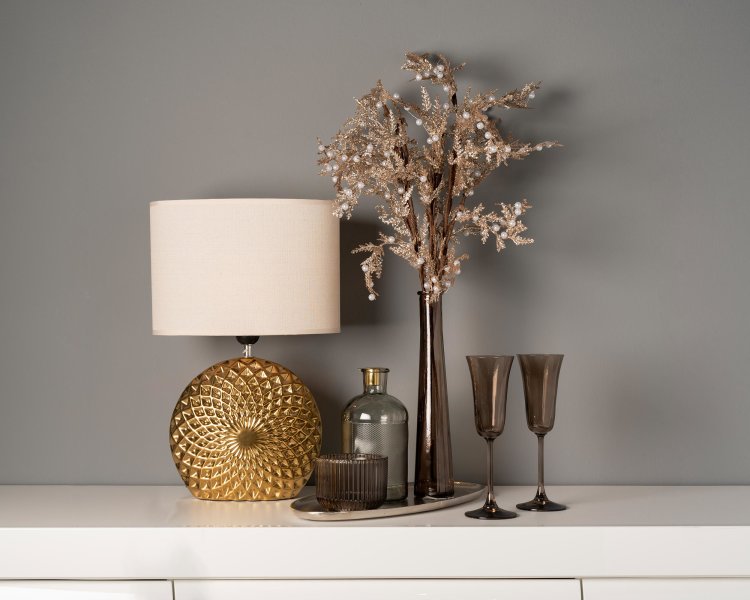 stolna svjetiljka Bella dekorativnog luksuznog izgleda slikana u ambijentu