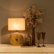 stolna svjetiljka Bella dekorativnog luksuznog izgleda upaljena slikana u ambijentu