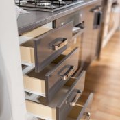 modularna kuhinja Grey detalj s otvorenim ladicama