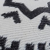 tepih Garden bijeli s crnim uzorkom detalj