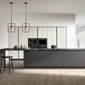 moderna kuhinja Azimut s 2 pećnice i elementima u crnoj boji slikana s prednje strane