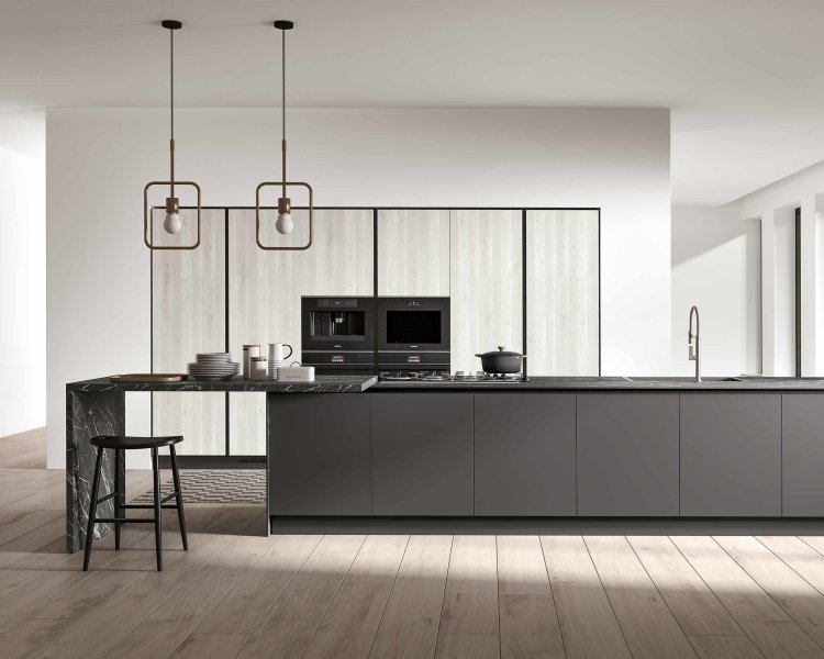 moderna kuhinja Azimut s 2 pećnice i elementima u crnoj boji slikana s prednje strane