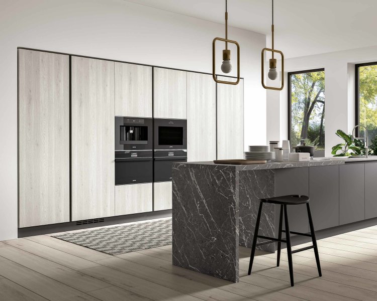 moderna kuhinja Azimut s 2 pećnice i elementima u crnoj boji slikana iz lijevog kuta