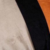 ukrasni jastuk trobojni detalj materijala sivi crni narančasti