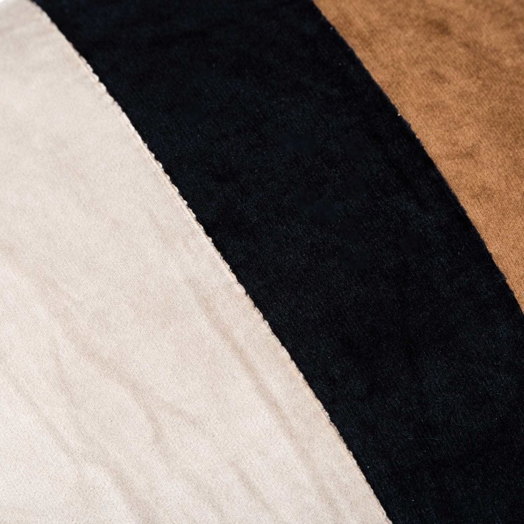 ukrasni jastuk trobojni sivi crni smeđi detalj materijala