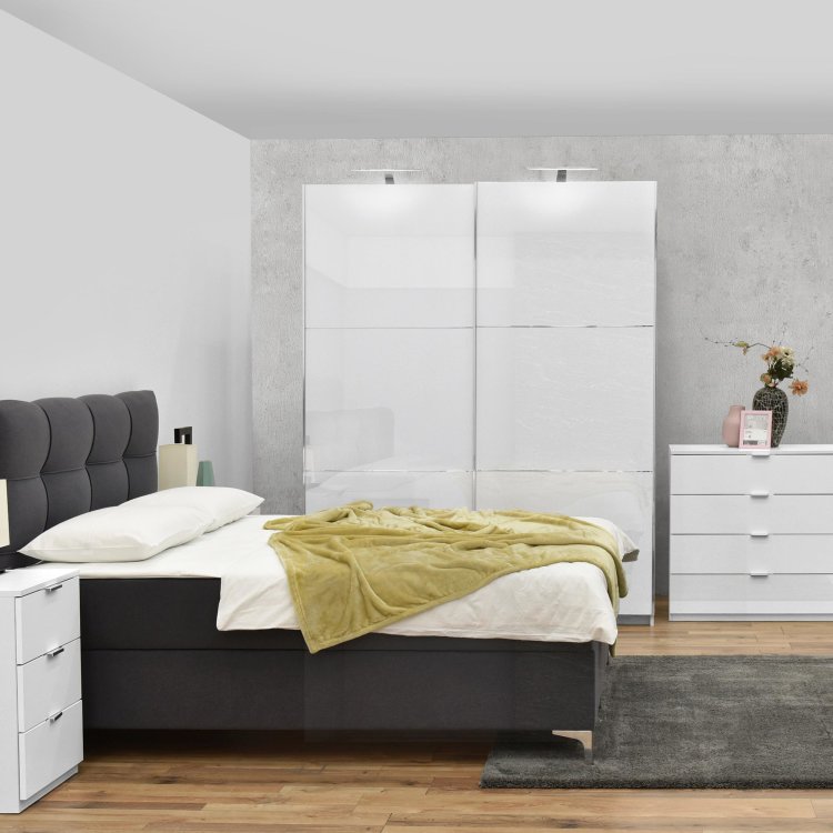 bijeli klizni ormar Supreme 180 jednostavnog dizajna slikan u spavačoj sobi