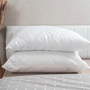 jastuk Štepani od silikoniziranog poliesterskog vlakna slikan na krevetu