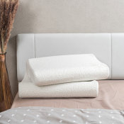 udoban ergonomski jastuk s navlakom slikan na krevetu