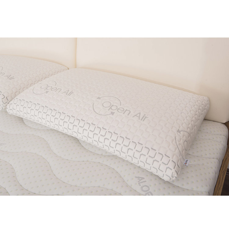prozračan i ugodan jastuk Memory Malva od memorijske pjene slikan na krevetu