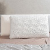 prozračan i ugodan jastuk Memory Malva od memorijske pjene s navlakom slikan na krevetu uz drugi jastuk