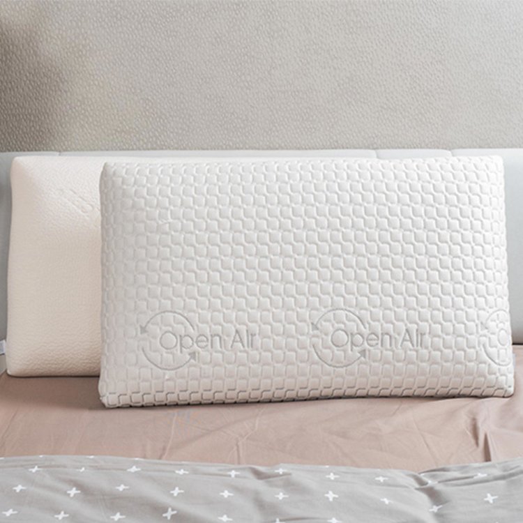 prozračan i ugodan jastuk Memory Malva od memorijske pjene s navlakom slikan na krevetu uz drugi jastuk