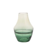 vaza colorflow od zelenog stakla slikana na bijeloj pozadini
