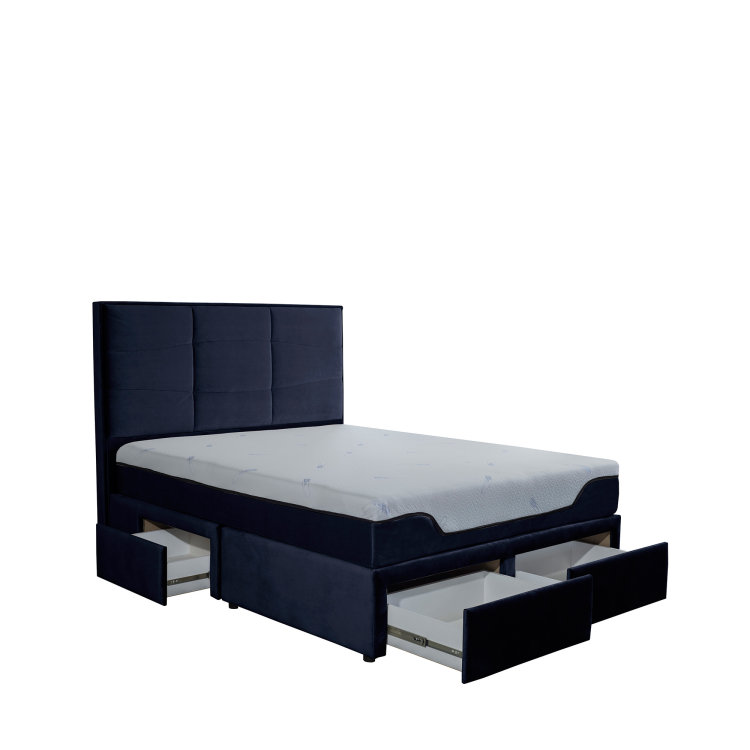 crni krevet s madracom i izvučenim ladicama slikan s lijeve strane