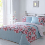 posteljina carrie single svijetlo plave boje s ružama slikana s desne strane