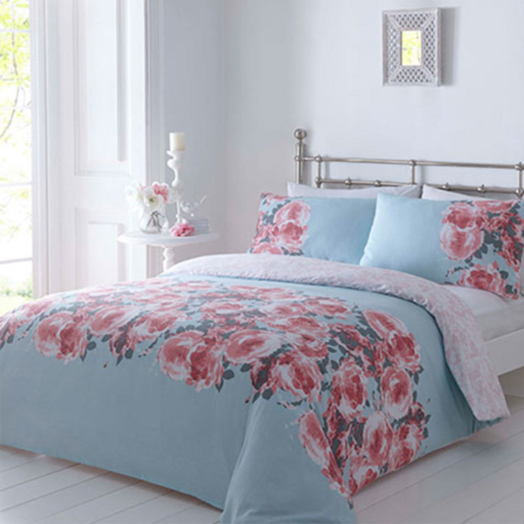 posteljina carrie double svijetlo plave boje s ružama slikana s desne strane