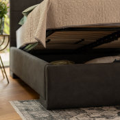luksuzan crni krevet Zara Lux krupni plan s podignutim ležištem