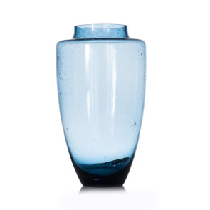 vaza Misae od plavog stakla slikana na bijeloj pozadini