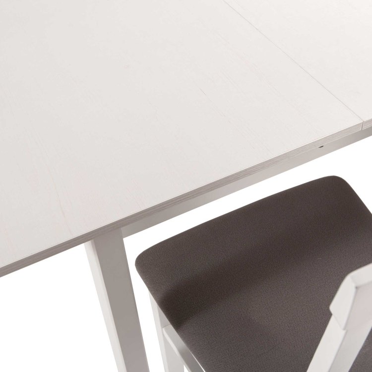 bijelo-siva stolica oli za stolom