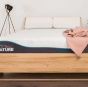 madrac Nature Blue Ocean s prednje strane na krevetu