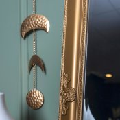 ogledalo zlatno detalj ruba u ambijentu