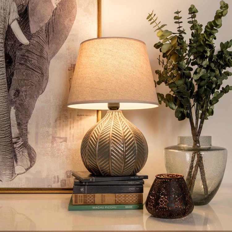 stolna svjetiljka Sabbia dekorativna keramička slikana u ambijentu upaljena