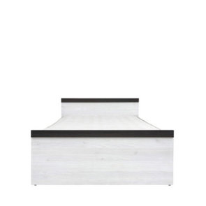 krevet Porto jednostavnog dizajna slikan s prednje strane na bijeloj pozadini